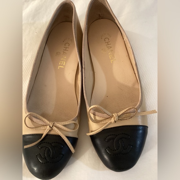 Chanel
Chanel Beige/Black Leather CC Cap Toe Bow Ballet Flats - Picture 4 of 13